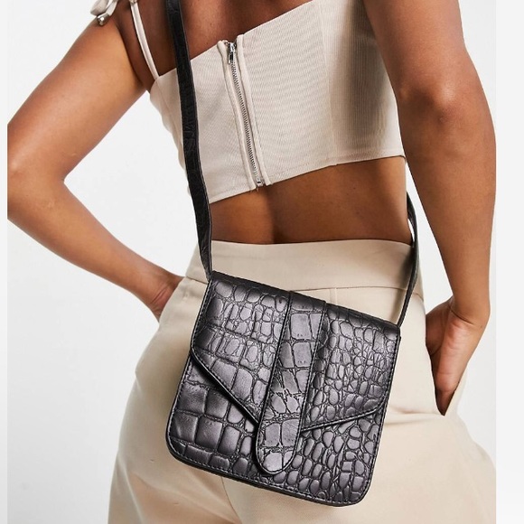 NEW black GENUINE LEATHER crossbody purse by URBANCODE J189/390